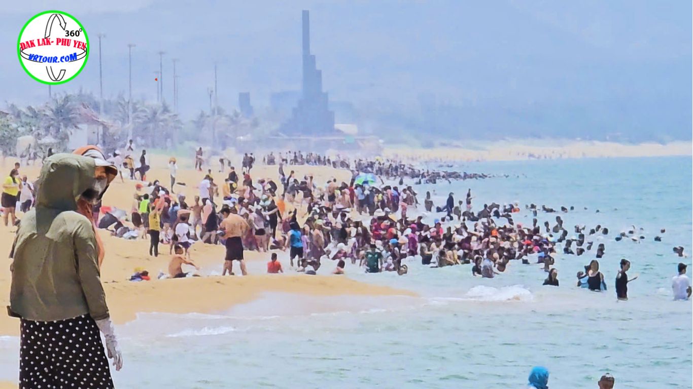 Tắm biển lúc 12 giờ trưa Tết Đoan Ngọ